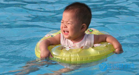 婴儿游泳的这些好处，第二条你都不一定知道 婴儿游泳促进宝宝良好习惯养成1