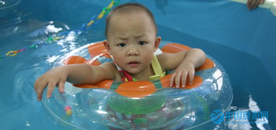 为什么宝宝在家游泳效果远不及在婴儿游泳馆？ 婴儿游泳的好处 婴儿游泳的效果2
