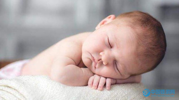 宝宝睡眠环境的五个冷知识，不少家长都做错了 小宝宝睡眠环境五不宜 注意宝宝睡眠环境，一年后宝宝变化惊人1