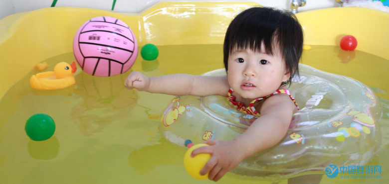 宝宝竟因不游泳被歧视？这锅应该谁来背？ 婴儿游泳让宝宝更自信 婴儿游泳的好处