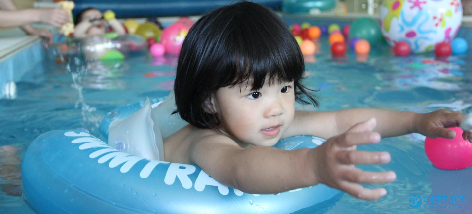 2019年，带宝宝到婴儿游泳馆就是最好的礼物 坚持婴儿游泳让宝宝更健康 婴儿游泳的好处1