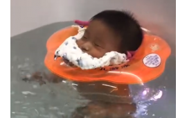 冬天的时候，宝宝游泳才能更好的睡着 (501播放)
