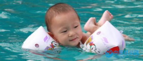婴儿游泳防止溺水方法 婴儿游泳的六大好处 婴儿游泳好处多，安全工作要记得1