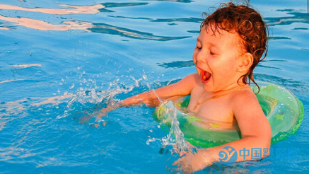 婴儿游泳防止溺水方法 婴儿游泳的六大好处 婴儿游泳好处多，安全工作要记得2