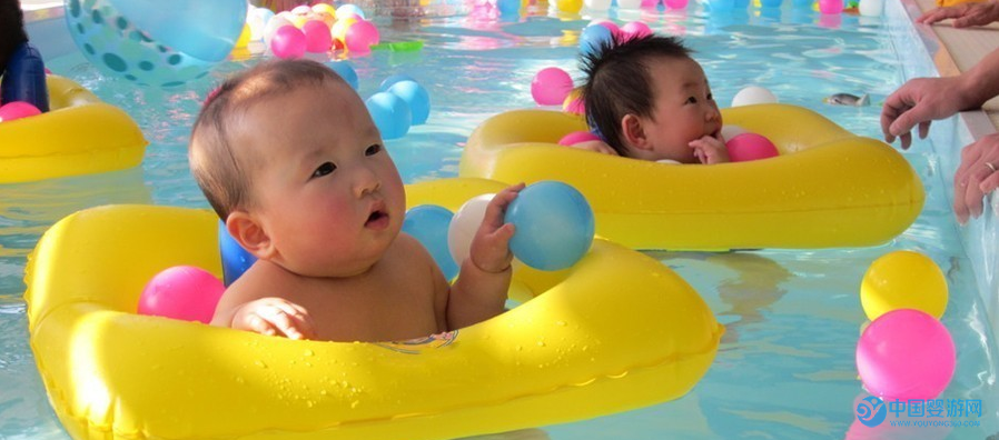 婴儿游泳就是宝宝在水里闹着玩儿？你错了 婴儿游泳的好处 坚持婴儿游泳好处