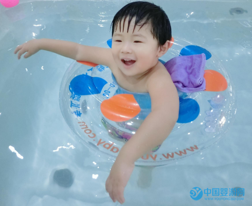 2019年消费规划，婴儿游泳必不可少 90%的家庭都将婴儿游泳纳入2019年消费规划，你还在等什么？ 婴儿游泳的好处2