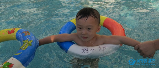 关于婴儿游泳，宝宝几岁可以游大池 婴儿游泳大池小池 婴儿游泳的好处2