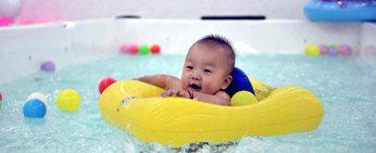婴儿游泳馆游泳的好处 为什么家长更愿意选择带宝宝到婴儿游泳馆游泳 婴儿游泳的好处2