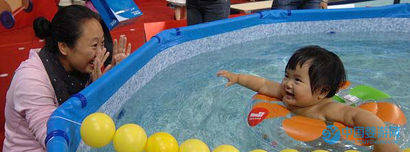 婴儿游泳馆游泳的好处 为什么家长更愿意选择带宝宝到婴儿游泳馆游泳 婴儿游泳的好处1