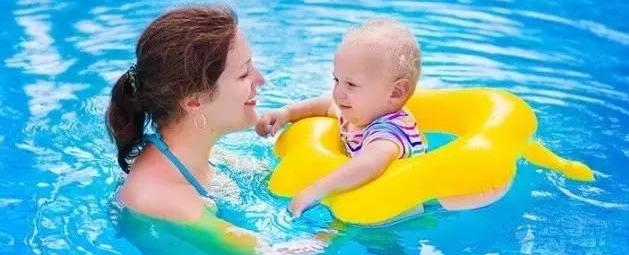 坚持婴儿游泳还有这种好处，不知道的家长亏大了 坚持婴儿游泳的好处 婴儿游泳时间多少为宜