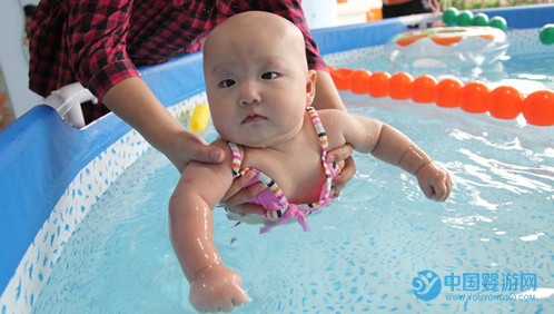 婴儿游泳，有效解决家长“带娃难”问题 坚持婴儿游泳的好处 婴儿游泳提高宝宝免疫力 怎么让宝宝更好带2