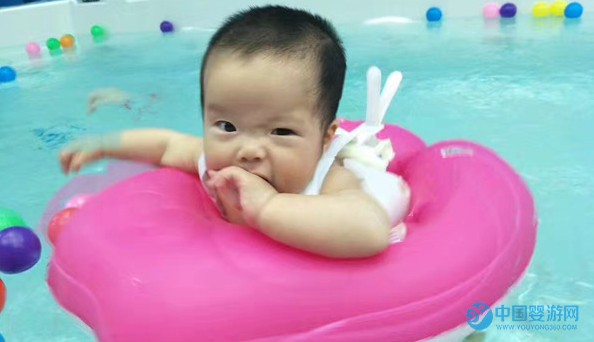 宝宝是否经常游泳，从日常表现就能看出来 坚持婴儿游泳的宝宝表现更出色，这些特点是藏不住的 坚持婴儿游泳的好处 婴儿游泳的五大好处2