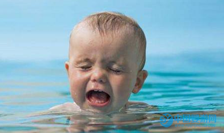 宝宝游泳时耳朵会进水吗？宝宝耳朵进水怎么办？ 如何防止宝宝游泳耳朵进水1