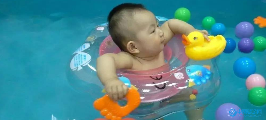春季预防感冒，宝宝游泳好处多 婴儿游泳提高宝宝免疫力 宝宝游泳的好处1