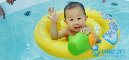 把宝宝扔水里，是为了更好的爱护宝宝 婴儿游泳的好处 坚持婴儿游泳更健康 傅园慧游泳 菲尔普斯游泳