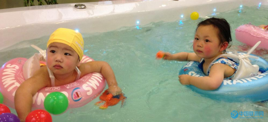 婴儿游泳好处多，安全问题同样重要 婴儿游泳注意事项 坚持婴儿游泳的好处 如何让宝宝爱上游泳2