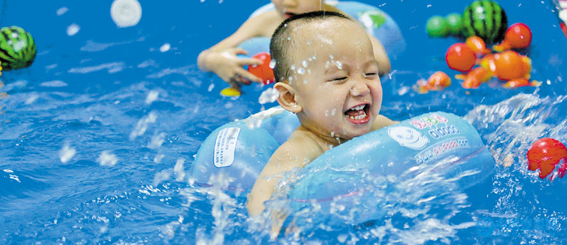 婴儿游泳好处多，安全问题同样重要 婴儿游泳注意事项 坚持婴儿游泳的好处 如何让宝宝爱上游泳1