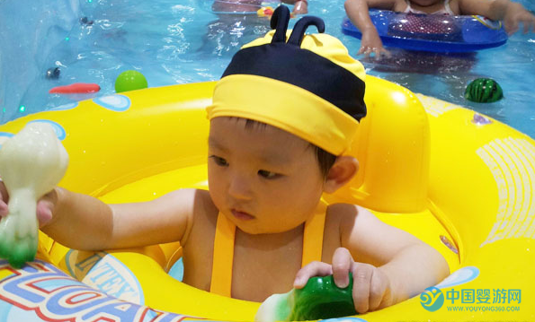 为什么坚持婴儿游泳的宝宝更受欢迎 坚持婴儿游泳的好处 家长让宝宝游泳的原因 宝宝游泳的好处有哪些 婴儿游泳科学育儿观念