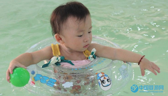 婴儿游泳对宝宝积食有效果吗？一起来分析 坚持婴儿游泳的好处 宝宝积食的原因 婴儿游泳促进宝宝消化 婴儿游泳防止宝宝积食 婴儿游泳馆加盟 婴儿游泳设备1
