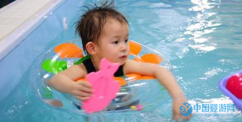 为什么说宝宝坚持婴儿游泳，最终的受益者都是家长？ 坚持婴儿游泳的好处 婴儿游泳的四大好处 宝宝游泳更好带1