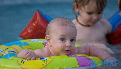 为什么说宝宝坚持婴儿游泳，最终的受益者都是家长？ 坚持婴儿游泳的好处 婴儿游泳的四大好处 宝宝游泳更好带2