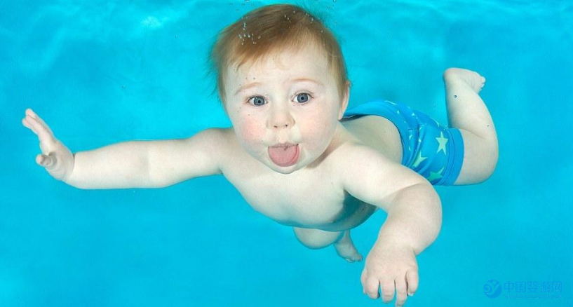 揭秘婴儿游泳的好处，宝宝的变化让家长喜笑颜开 坚持婴儿游泳的好处 婴儿游泳有什么好处 为什么让宝宝游泳 坚持婴儿游泳宝宝变化1