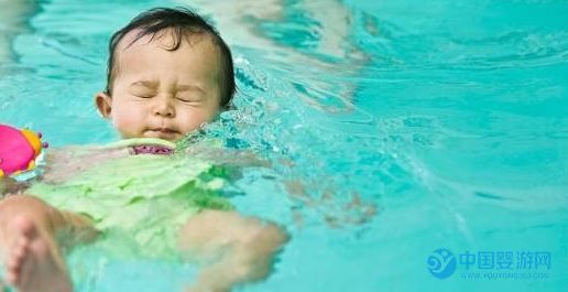 婴儿游泳又出大新闻，专家解读宝宝游泳多久最适宜 婴儿游泳时间多久为宜 坚持婴儿游泳的好处 婴儿游泳的注意事项1