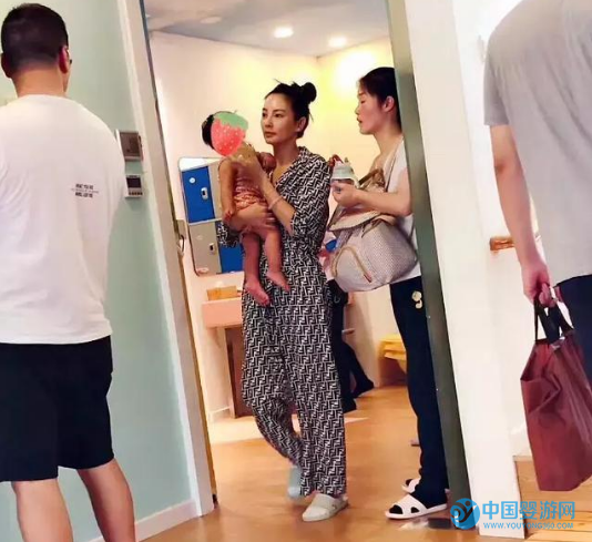 拼命三娘赵丽颖女王节喜得一子，网友脑洞大开：“小骨会带糖宝游泳吗” 坚持婴儿游泳的好处 明星带宝宝游泳 婴儿游泳有什么好处 冯绍峰赵丽颖4