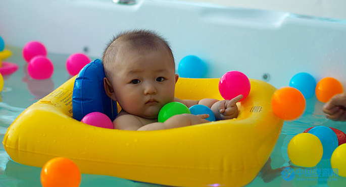 一波未平一波又起，婴儿游泳陷入信任危机？坚持婴儿游泳的好处 婴儿游泳注意事项 婴儿游泳促进宝宝成长 宝宝游泳的好处