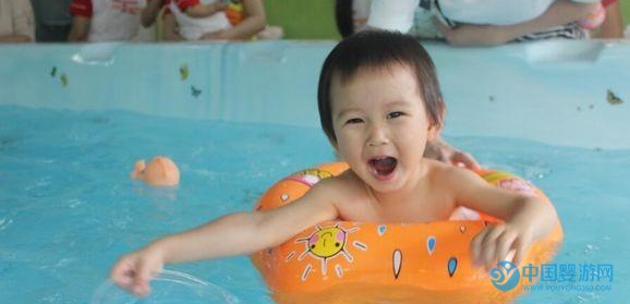 促进宝宝成长最有效的方式，是让他们在水中自由运动 坚持婴儿游泳的好处 婴儿游泳促进宝宝生长 婴儿游泳提高免疫力