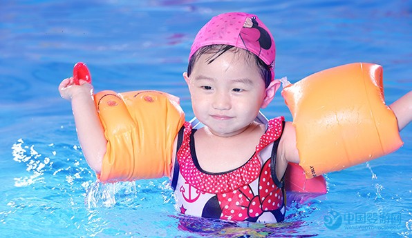 宝宝游泳之后出现低烧？你可能被骗了 坚持婴儿游泳的好处 婴儿游泳之后发热原因 宝宝游泳注意事项1