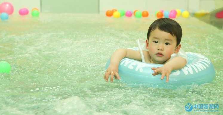 游泳虽好，但不要强迫宝宝 坚持婴儿游泳的好处 婴儿游泳注意事项 婴儿游泳多久适宜 关于婴儿游泳的五种可能，你可能并不知道