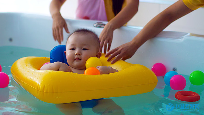 说不清道不明，婴儿游泳的好处只有让宝宝亲身经历才知道 坚持婴儿游泳的好处 坚持婴儿游泳的变化 春季更适合婴儿游泳 游泳促进宝宝生长发育1