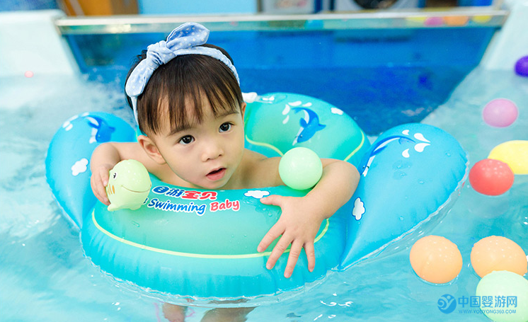 婴儿游泳提高宝宝食欲，据说很灵 宝宝饮食不规律？婴儿游泳来解决 坚持婴儿游泳的好处 提高宝宝食欲的办法 宝宝不吃饭怎么办 宝宝不吃饭可以游泳吗 婴儿游泳注意事项2