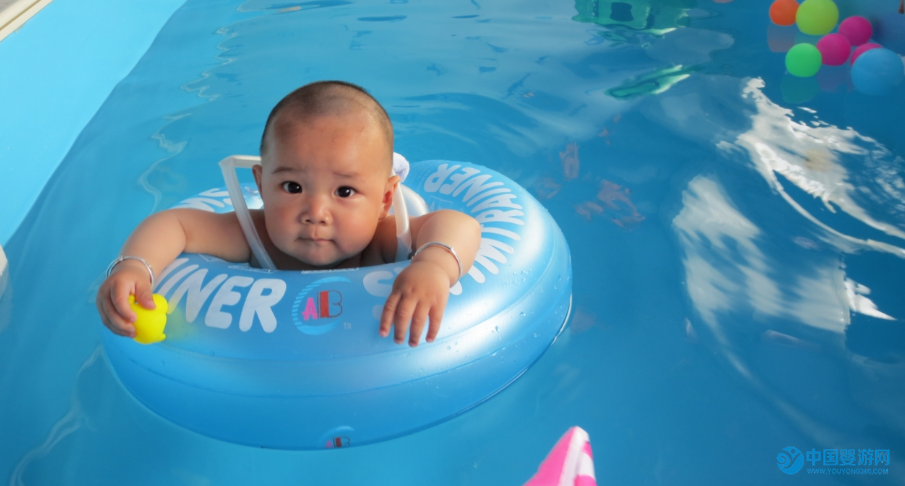 新生儿体重偏轻可以游泳吗？新生儿游泳注意事项 新生儿游泳的好处 早产儿可以游泳吗2
