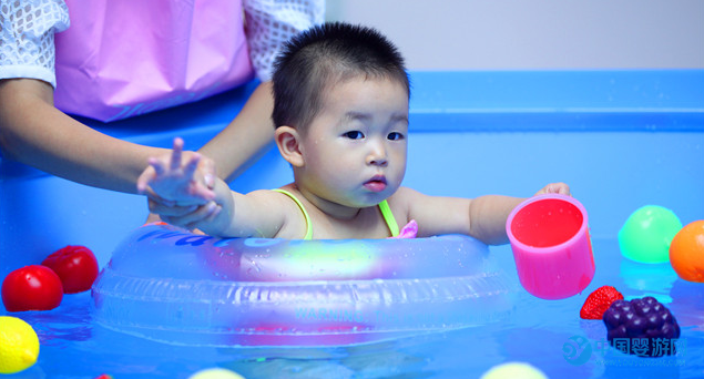新生儿体重偏轻可以游泳吗？新生儿游泳注意事项 新生儿游泳的好处 早产儿可以游泳吗1