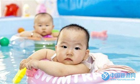 千万别小看婴儿游泳，婴儿游泳的好处让宝宝发展的更好 坚持婴儿游泳的好处 坚持婴儿游泳宝宝变化 游泳提高宝宝睡眠质量 婴儿游泳的好处