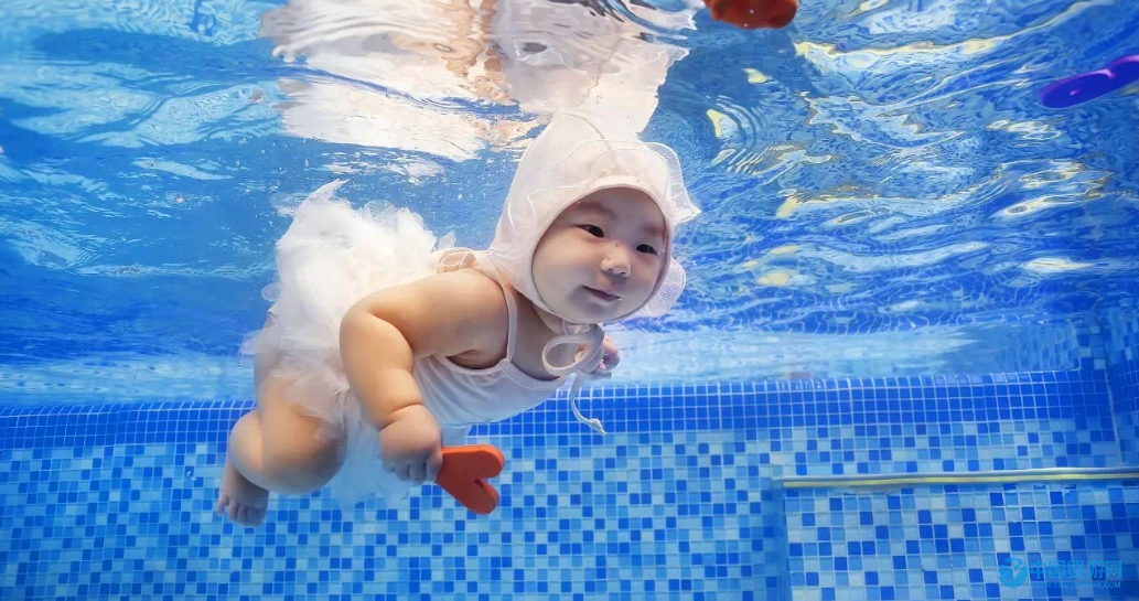 宝宝游泳时这五个举动，是高智商的表现 坚持婴儿游泳的好处 婴儿游泳促进智力发育 婴儿游泳的好处