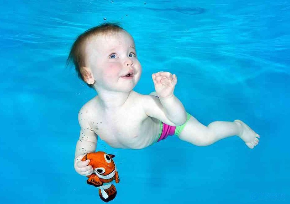 婴儿游泳可以缓解宝宝歪头症状吗？ 宝宝歪头的原因 婴儿游泳的好处 宝宝弯头怎么纠正1