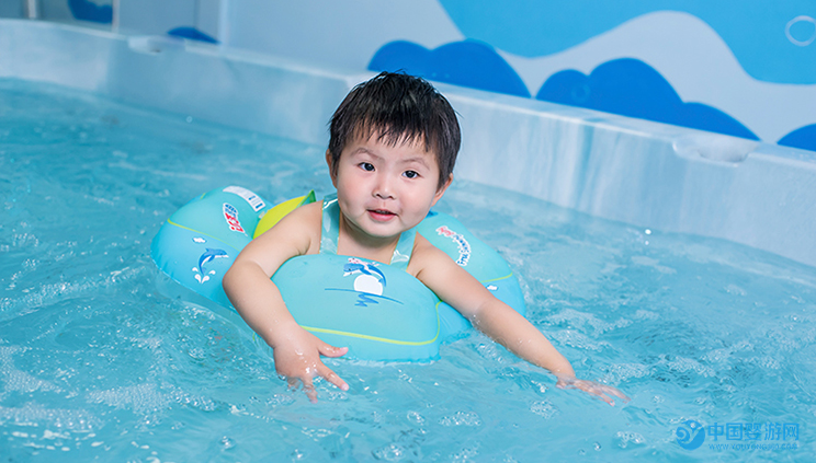 从未带宝宝游过泳的家长该来看看了 坚持婴儿游泳的好处 坚持婴儿游泳好处 游泳对宝宝有哪些好处 游泳宝宝哪些变化2