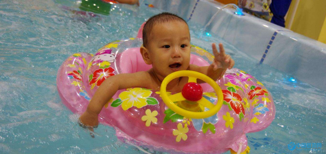 和坚持婴儿游泳的宝宝相处究竟有多爽？ 坚持婴儿游泳的好处 婴儿游泳提高宝宝食欲 婴儿游泳提高免疫力 宝宝游泳对身体好吗
