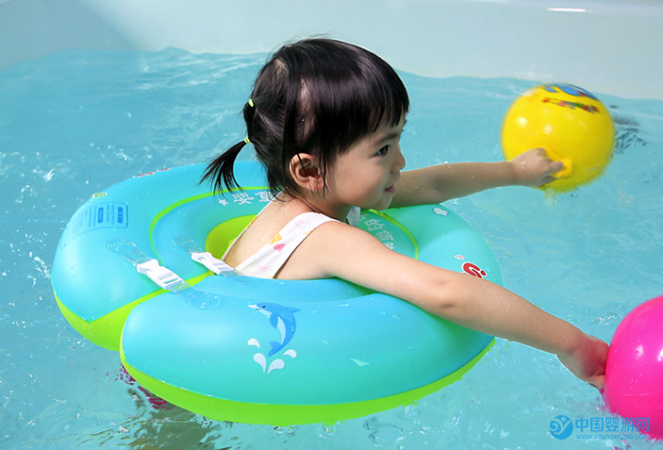 游泳并不是成年人的专利，宝宝更要学游泳！ 坚持婴儿游泳的好处 宝宝为什么要学习游泳2