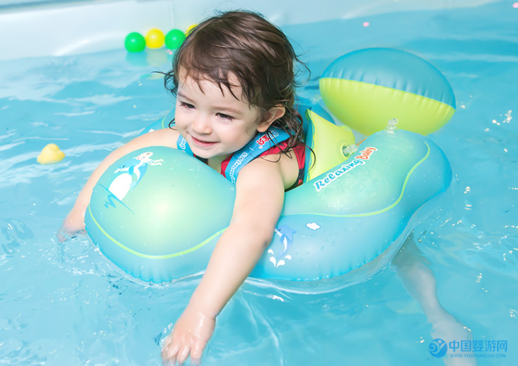 为什么婴儿游泳的水温不能太高 婴儿游泳的好处 婴儿游泳注意事项 婴儿游泳水温室温1
