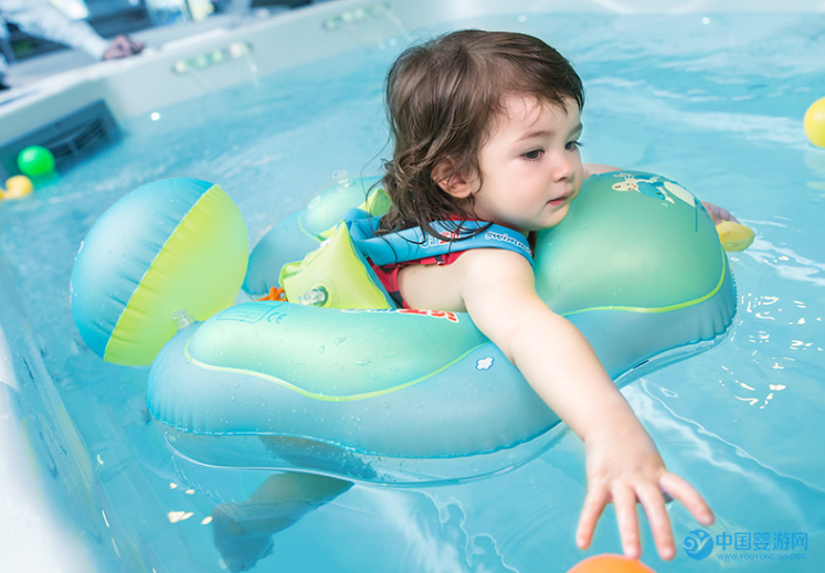 为什么婴儿游泳的水温不能太高 婴儿游泳的好处 婴儿游泳注意事项 婴儿游泳水温室温2