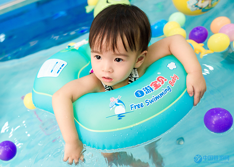 婴儿游泳让宝宝聪明！家长你知道吗？ 坚持婴儿游泳的好处 宝宝什么时候游泳最好 婴儿游泳促进宝宝发育2