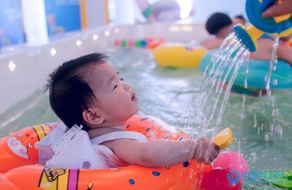 新发现，婴儿游泳让宝宝饮食更规律！ 坚持婴儿游泳的好处 婴儿游泳提高宝宝食欲 婴儿游泳促进身高增长1