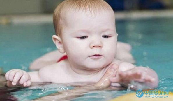 婴儿游泳之后如何护理，来看你做对了吗？ 婴儿游泳护理工作 宝宝游泳卫生注意事项 新手儿脐带护理工作2