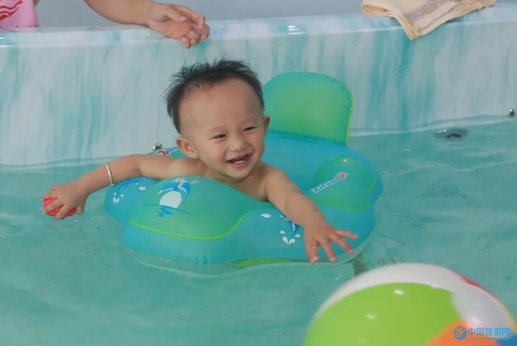 带宝宝游泳吧，宝宝的变化绝对让您满意 坚持婴儿游泳的好处 坚持游泳与不游泳差距 婴儿游泳提高免疫力 婴儿游泳的最佳时间2