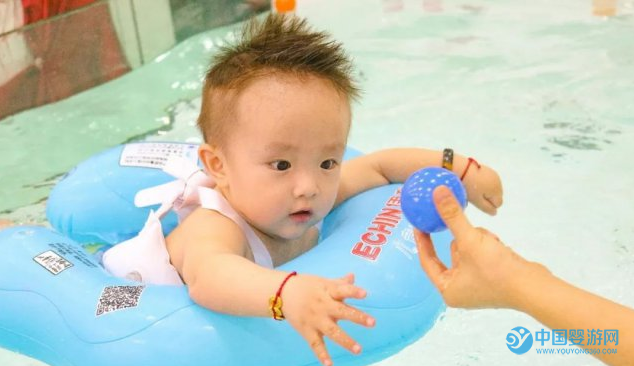 揭秘！国外的婴儿游泳与国内的婴儿游泳有什么不同！ 坚持婴儿游泳的好处 外国婴儿婴儿游泳不同 宝宝用脖圈游泳好吗