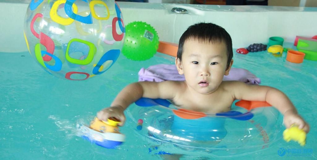 孩子不喜欢婴儿游泳怎么办？ 不喜欢婴儿游泳怎么办 怎么让宝宝爱婴儿游泳 婴儿游泳的好处有哪些1